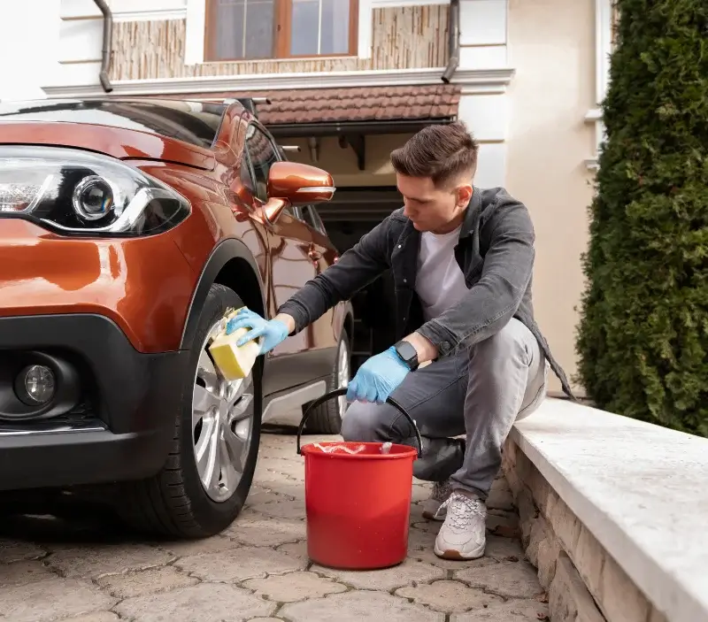 Lavage auto à domicile La Chapelle-Rainsouin : professionnel intervenant sur un véhicule